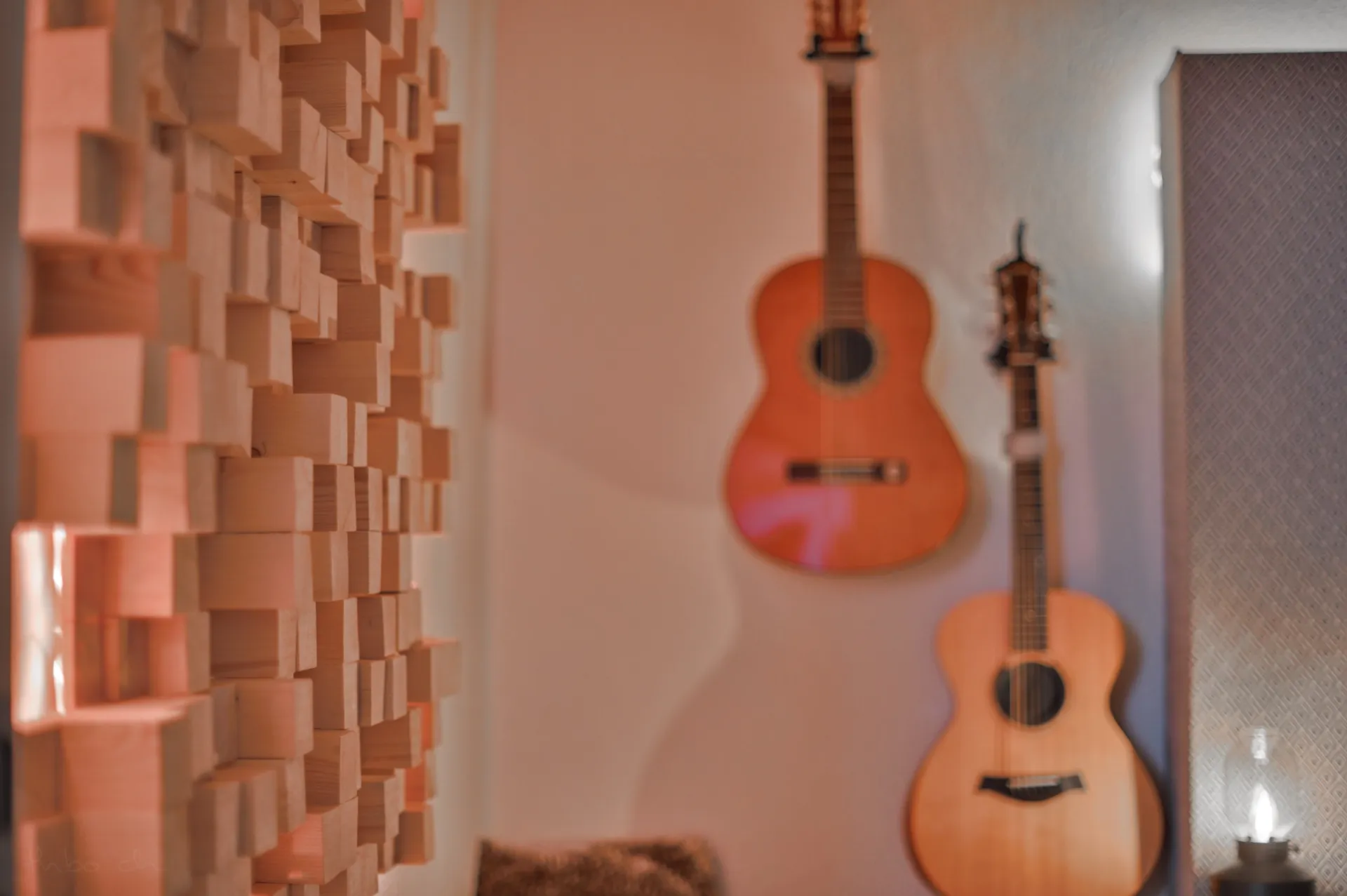 Guitares et panneaux acoustiques en bois